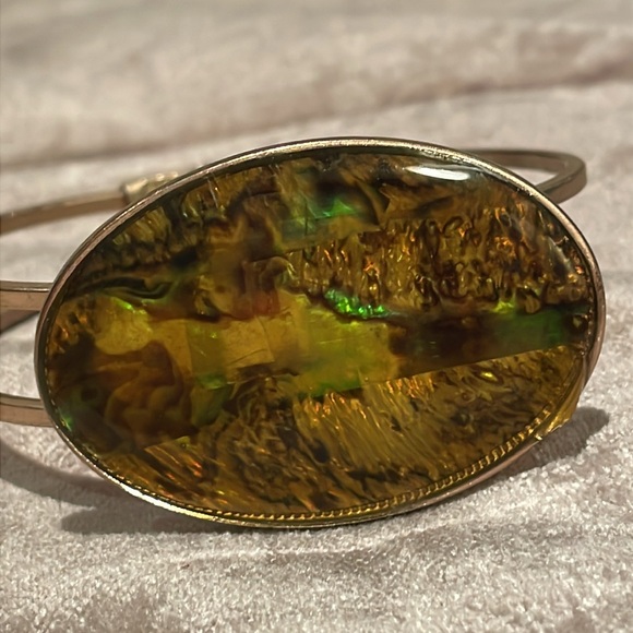 Abalone Hinged bangle Bracelet Goltone
2 1/2” - Picture 2 of 7